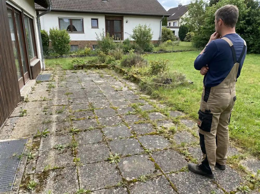 Alte Terrasse mit verwachsenen Fugen, unklaren Übergängen und Gartenbau Fachperson zur Einschätzung